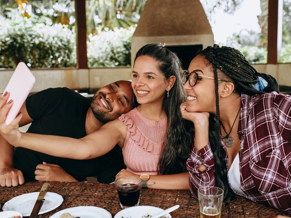 Invités qui posent ensemble pour une photo de fête