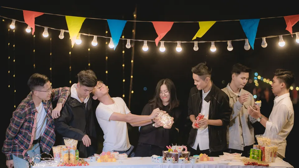Invités qui fêtent un événement devant la cabine