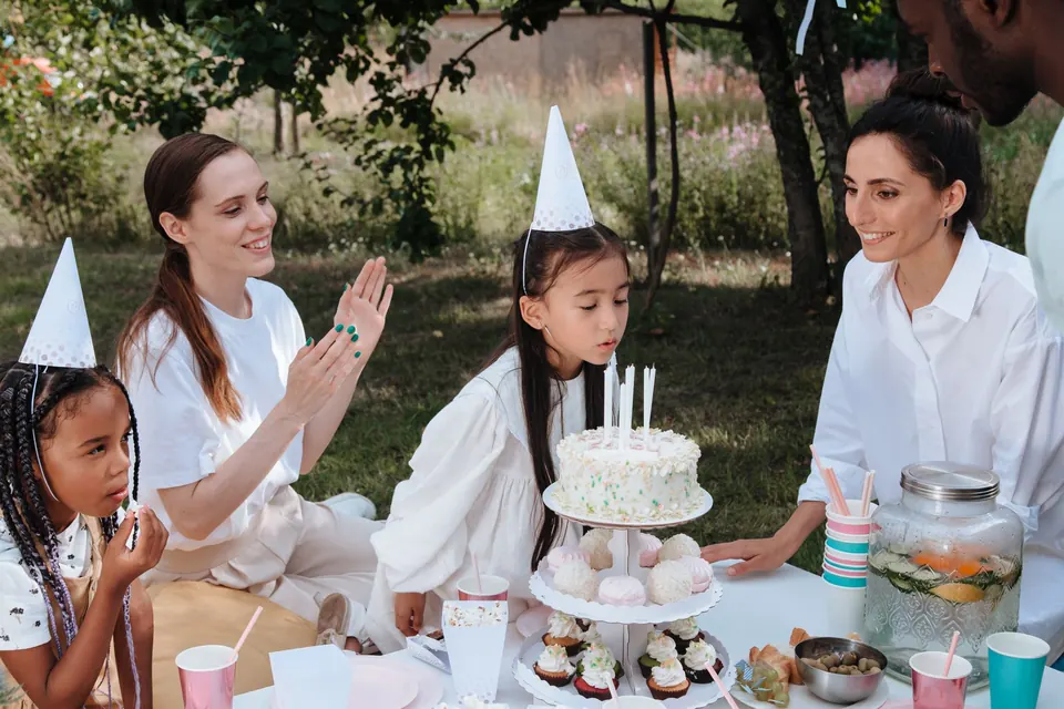 Anniversaire et soirée privée : invités qui s'amusent devant un photobooth