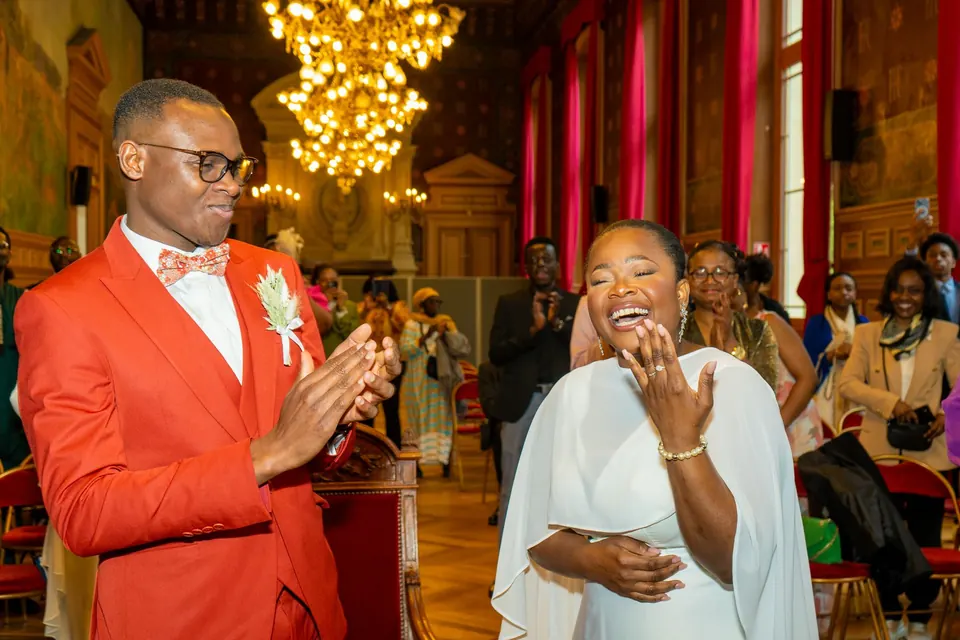 Mariage : invités qui s'amusent devant un photobooth
