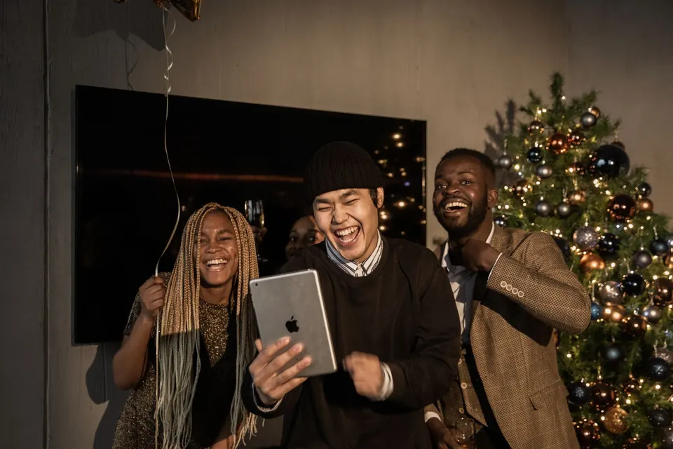 Noël : invités qui s'amusent devant un photobooth