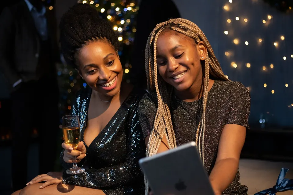 Nouvel an : invités qui s'amusent devant un photobooth