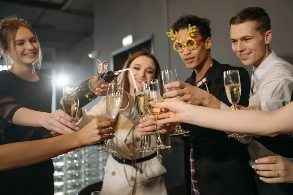 Soirée entre amis : invités qui s'amusent devant un photobooth